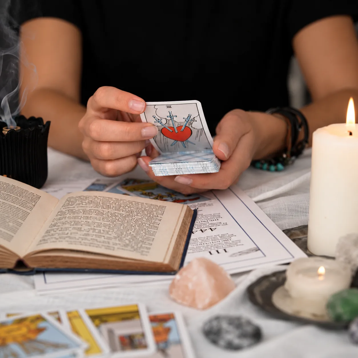 Belajar Tarot untuk Pemula: Apa yang Sebenarnya Kamu Dapat, Selain Bisa Baca Kartu?