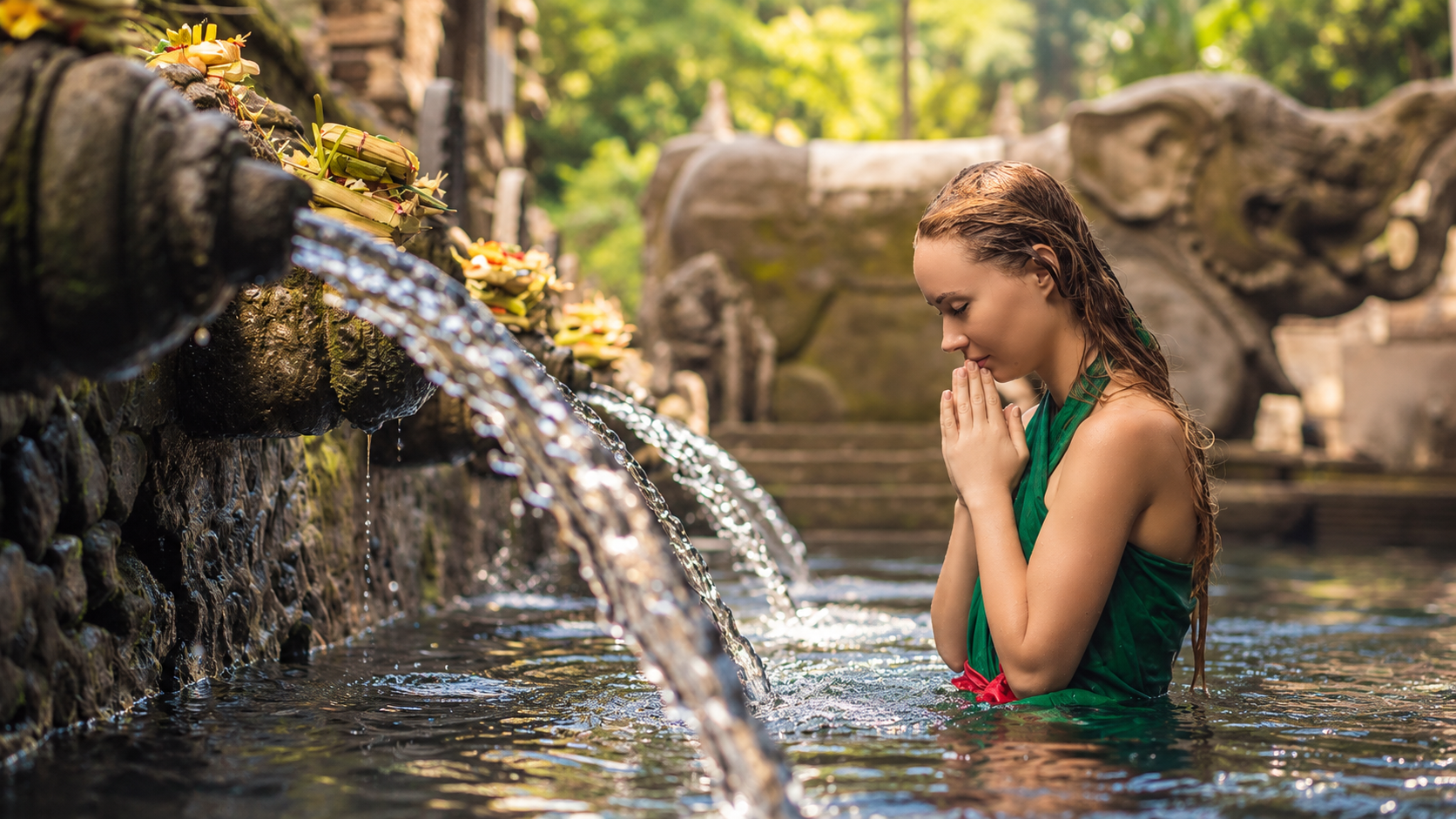 Melukat di Bali Makin Ramai: Ritual Suci atau Sekadar Tren Healing?
